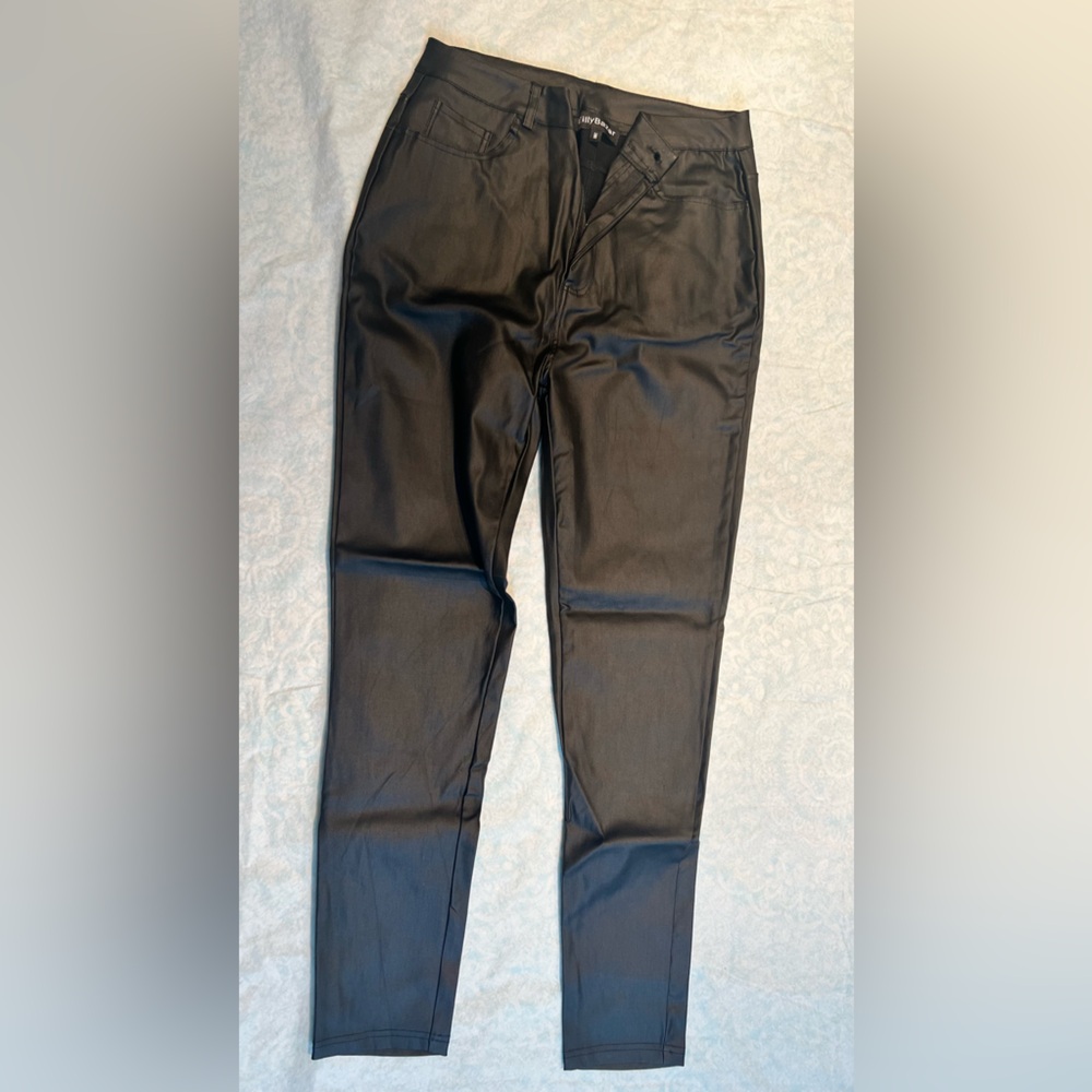 Black faux leather pants straight leg size M 28/28/13